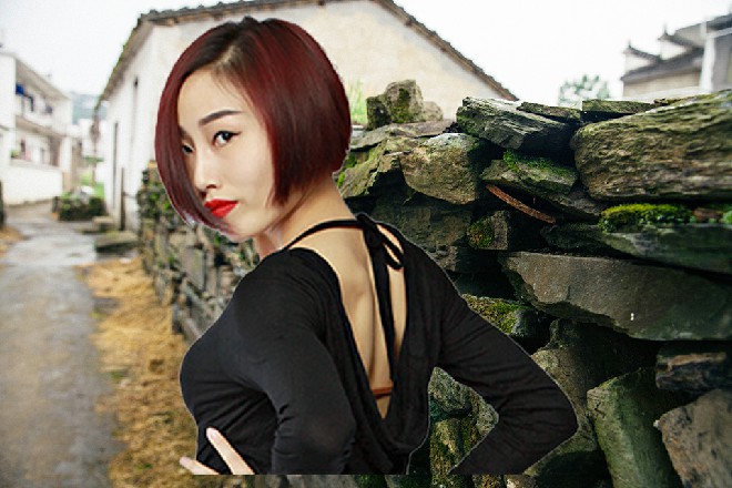 安妮一路潜到了最深的地方，面前是一个巨大的水下建筑