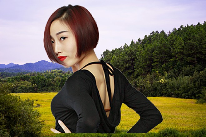 但武皇的拳头打在了Abb的手腕上，让Abb的剑掌落空