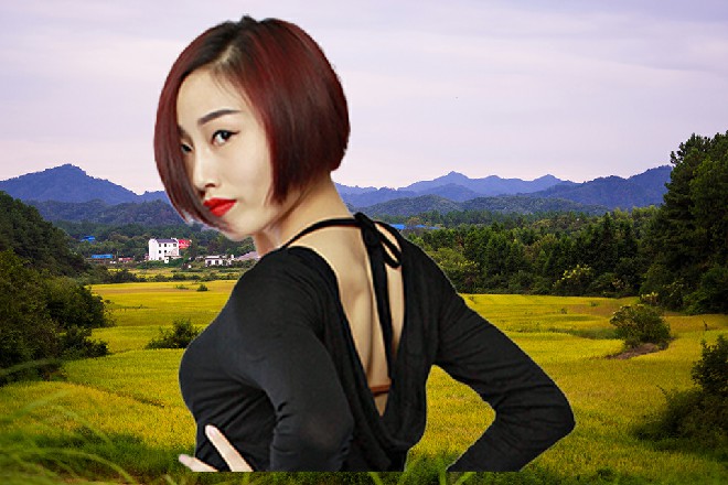 安娜站在中间，看着手中一块计时器，生死不论，比赛开始