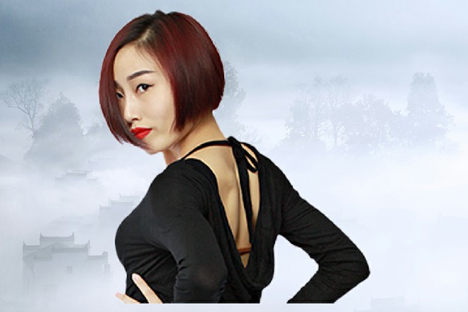 苏曼s跟着宋妮和阿大下了楼，一路行车，来到了城主府前面