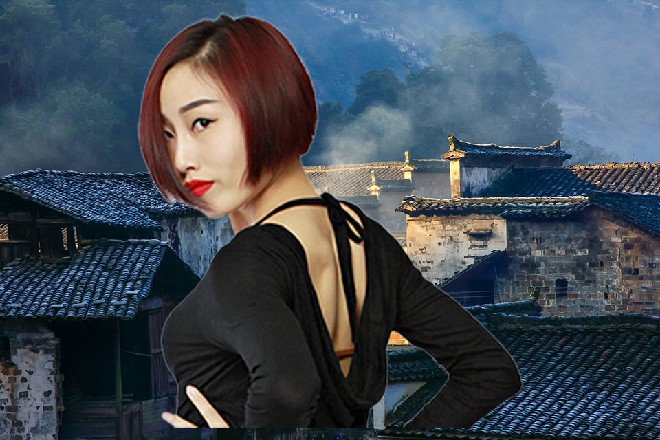 而诺曦S身在水中，双手一分，在水中搅起一个漩涡来