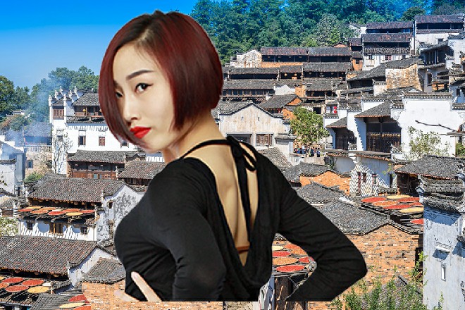 而阿西亚抬头看到了镜他们，惨叫起来，救，救救我，