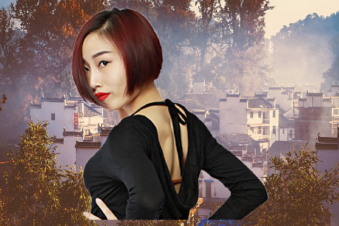 红色妖姬带着一种彪形大汉下了飞机，立刻引起了人群的注意