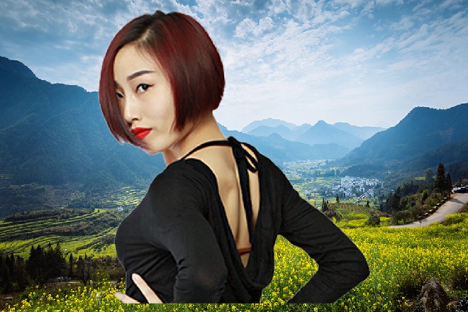 朱雀忍住惊讶，双刀连连出击，打在苏曼s凝聚出来的手掌上