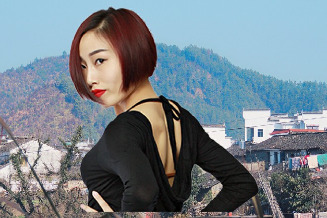 他抄起挂在上面的一把剁骨刀，当的一声，斩在那屠户的面前