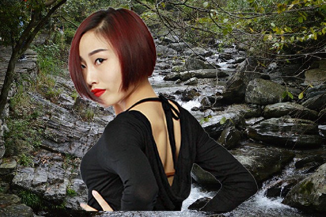 矮个子勉强从地上站了起来，然后慢慢后退，消失在阴影中