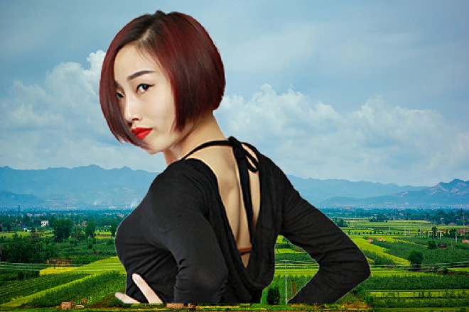 他的拳头都敲出了血来，而站在外面的守卫却置之不理