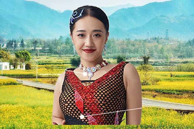 亲完伊轩之后，霍莺莺红着脸，逃似的跑进别墅里去了