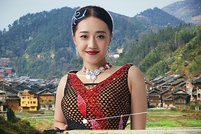 水华话还没说完，身体忽然化作了水浪，顺着路灯流淌下去