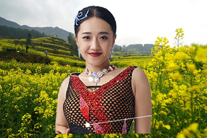 大明王手中也拎着一杆长枪，虎视眈眈地凝视着周围的敌人