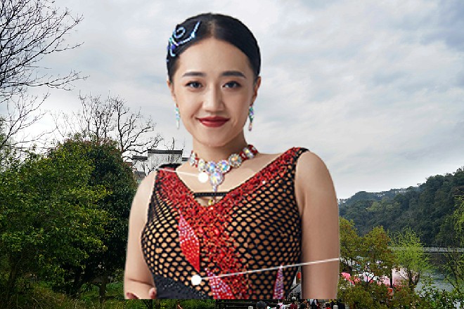 擂台微微往下一沉，可见龙面人这一掌的力量有多大