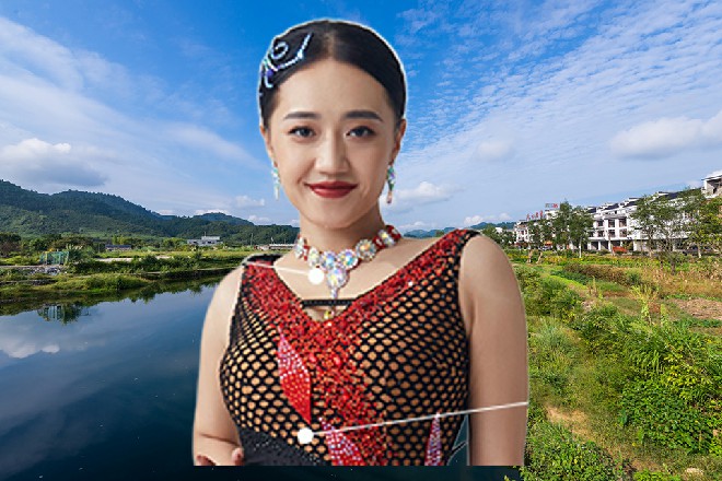 林雪靠在椅背上面，紧紧抱着安全带，神色还有些余惊未定