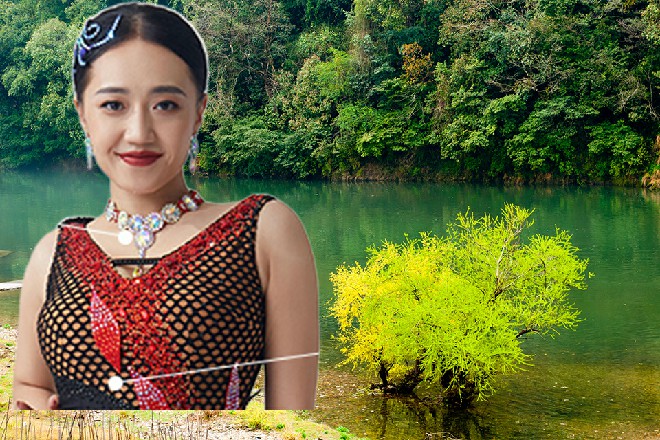 龟哥忽然又拎起刚才掉在地上的砍刀，向着红色妖姬就冲了过来