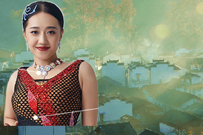 这身衣服是罗莉买给他的，若依靠在铁栏杆上，面带笑容