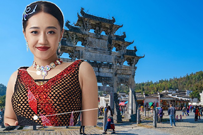 红色妖姬只能跟在她的身后，同时看着地上那滩鲜血，触目惊心