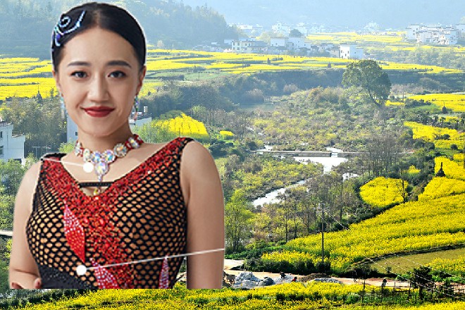 他吩咐一声，旁边的黑超保镖立刻掏出手机开始发信息