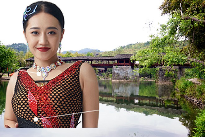 众人议论纷纷，这伊轩简直就是一匹横空杀出来的黑马