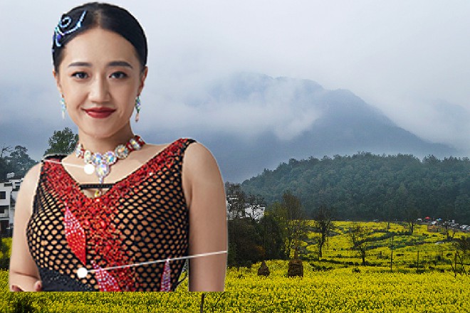 这一松弛，眼皮就有些打架，她慢慢伏在桌子上睡着了