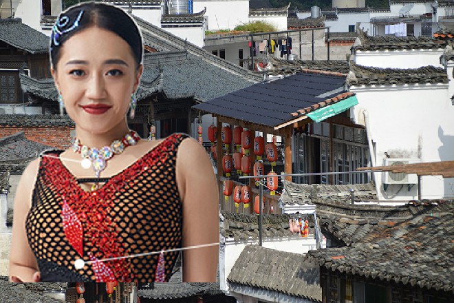 话音落下，红色妖姬忽然跪倒在地，咆哮几声，身体连连颤抖