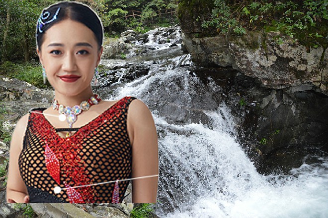 就在这时候，一个野草堂的小弟匆匆跑了进来，跟红色妖姬汇报