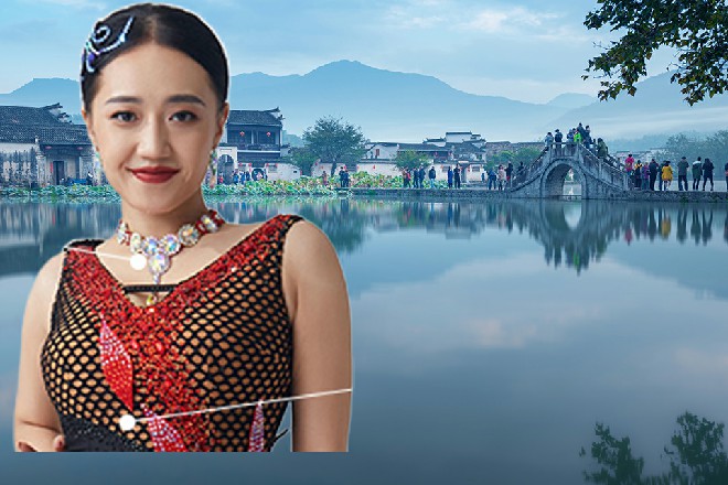 若依坐在原地未动，只是抬起自己的左手，一掌迎了上去