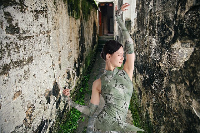 荷娜坐在了身后的皮椅上面，月眉轻轻一扬，看着伊轩