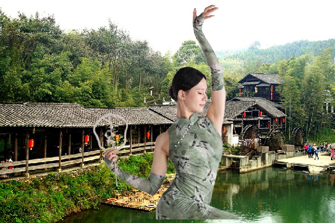 旁边那个女人看着苗甜，撇撇嘴，你当年的眼光也不怎么样嘛