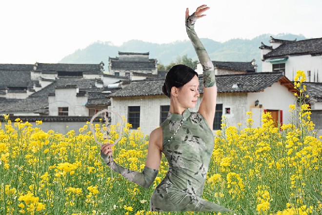 娜塔莎突然把棍子一丢，然后身子一矮，撞在了朱雀的身上