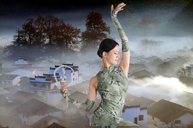 她只有那黑白分明的眸子可以转动，紧紧盯在红色妖姬的身上