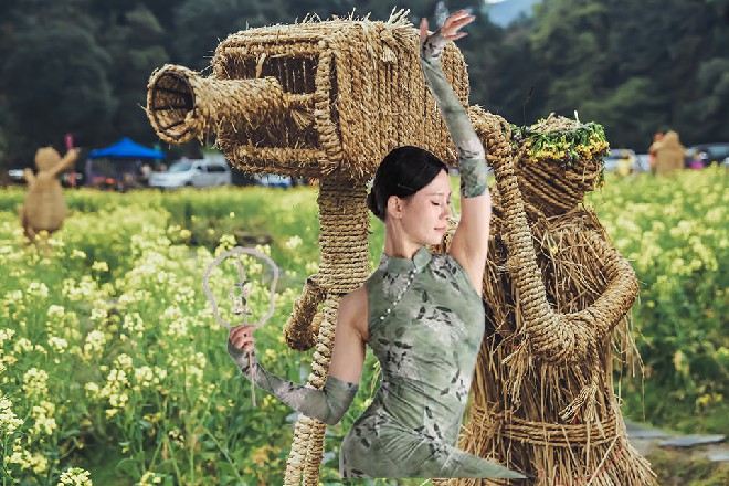 这架潜水艇直接飞了起来，一飞五米多高，远远离开了水面