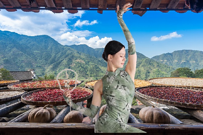 饶是如此，他也倒退出七八步，嘴里吐出一口鲜血来