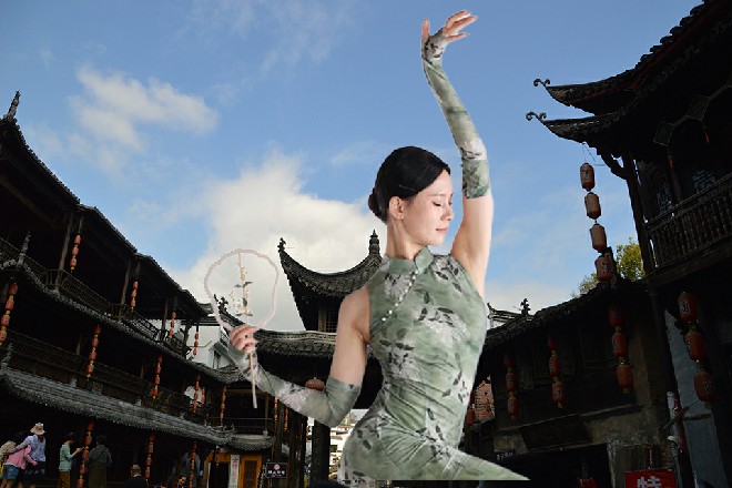 玫瑰男很沉稳，他靠在墙上，仿佛正在让眼睛快速适应黑暗