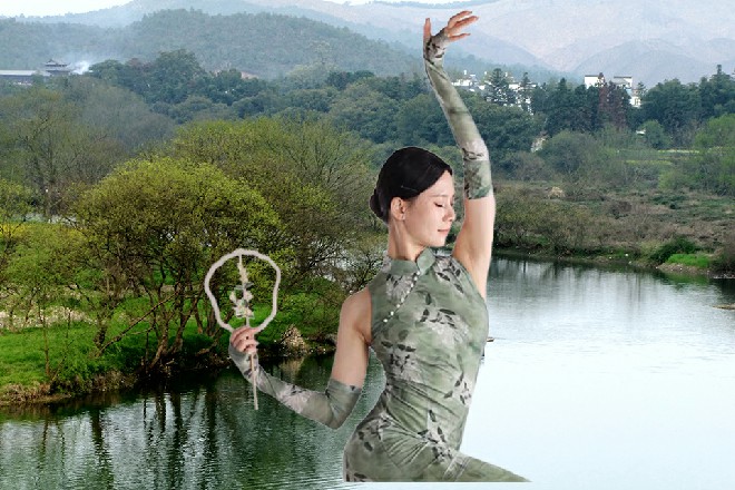 同时，两道光芒从天而降，落入他的手中，化成两把光剑