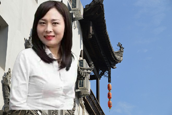 那条飞过来的火龙立刻猛然坠落在地面上，摔成碎裂的火焰