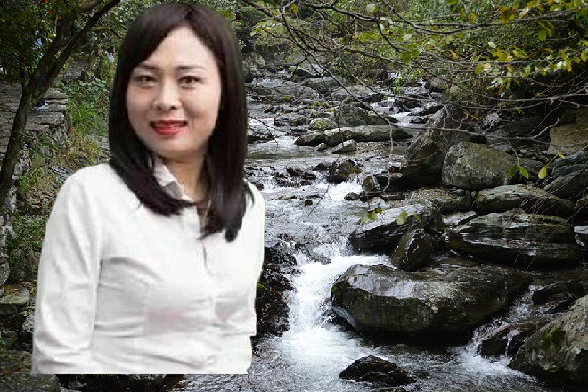 然而一道风暴下来，却是被红色妖姬一把小小雷剑给挡了下来