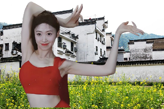 而几个混混正蹲在商场门口抽烟，看到红色妖姬出来，眼睛一亮