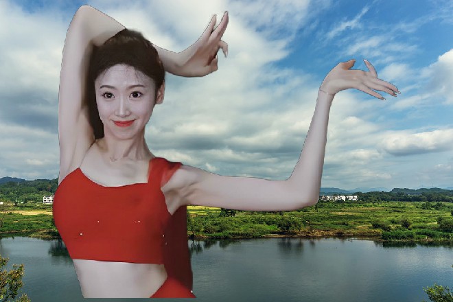 苏曼s立刻挣开了锁链，然后一推外面的窗户，准备跳窗而出