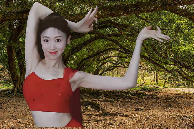 他没有转身，而是立刻缩了下脖子，一道寒芒在他头顶炸开