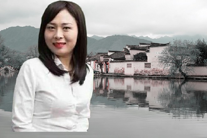 他脱得光溜溜的，只拿了毛巾，就晃悠晃悠地往浴池走去