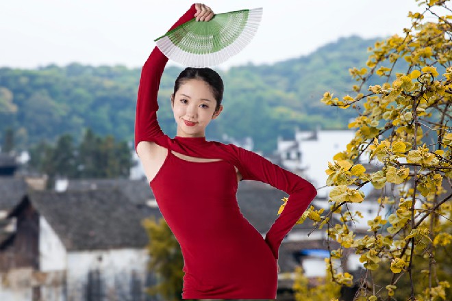 话音落下，秦海从窗户中一跃而出，落在了外面的广场上面