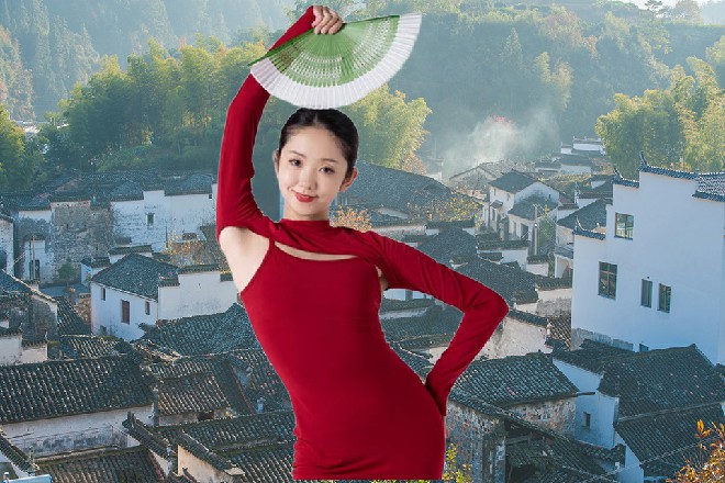 伊轩绕到了一堆集装箱后面，躲开了那些越南人的视线