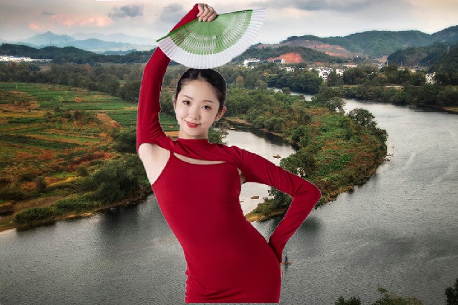 伊轩说着，连续冥步外加空翻，不断地躲开红色的雷鞭