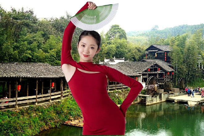 苏曼s大大方方地举起了自己的双手，最好也派个妹纸来检查我