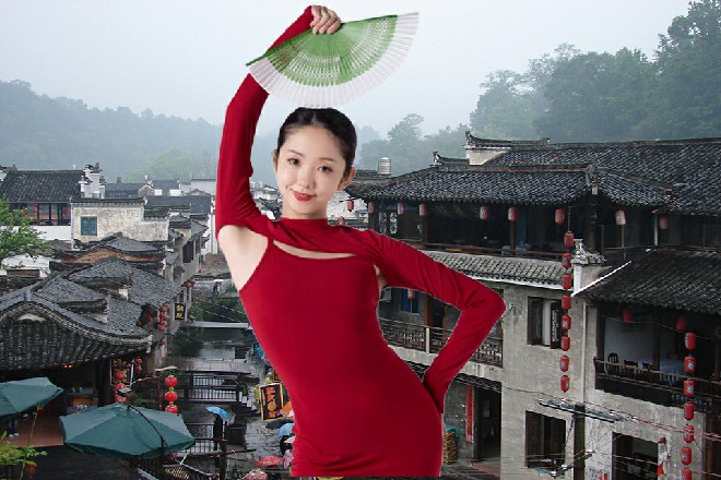 他脚下开始轻轻左右跳，若依看的明白，这是拳击的步伐