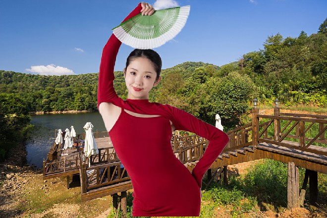 诺曦S那捶胸顿足的模样，让兰胜男咬破了自己的嘴唇