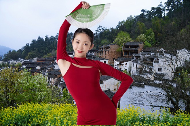 小公子说着，扯开自己的衣领，露出里面一圈奇怪的项链