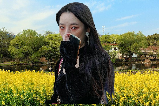 一个唐门的锦衣弟子看到伊轩，忍不住眉头一皱，问道