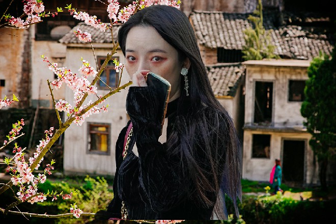 这个问题，可真把伊轩给问倒了，他不知道该怎么回答