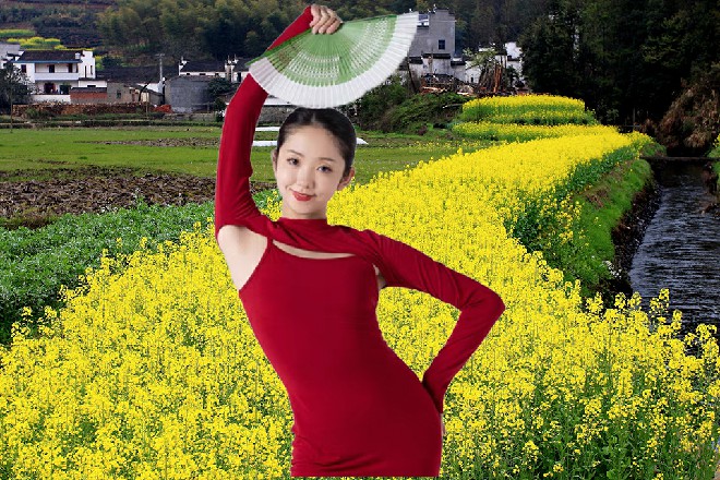 说着，他扯掉了胳膊上缠绕的绷带，露出一排排奇怪的纹印