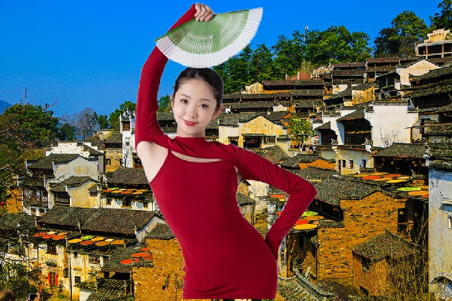 陈虎说着，一拽手里的皮鞭，拽的罗莉身子往前踉跄了几步